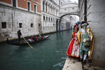 Участники Венецианского карнавала на улицах города, 27 января 2024 года