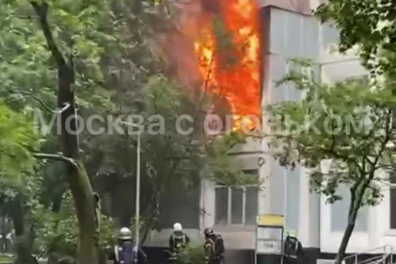 Горящее здание ГБУ «Жилищник» в Москве попало на видео - Газета.Ru | Новости