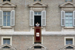 Первая воскресная полуденная молитва новоизбранного папы Бенедикта XVI из окна папской резиденции в Ватикане