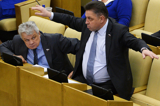 Член комитета Государственной думы РФ по вопросам местного самоуправления Вячеслав Тимченко (справа) на пленарном заседании