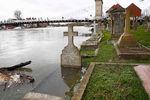 Затопленное кладбище в населенном пункте Марлоу на юге Англии 