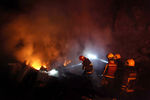 Пожарные борются с огнем в чилийском городе Вальпараисо