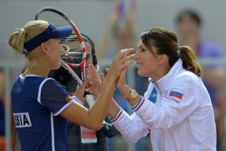 Елена Веснина радуется первой победе в плей-офф Кубка федерации — 2014 в Сочи, справа — капитан сборной России Анастасия Мыскина