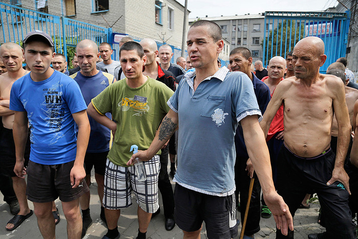 Заключенные колонии строгого режима стоят во дворе после обстрела в Донецке