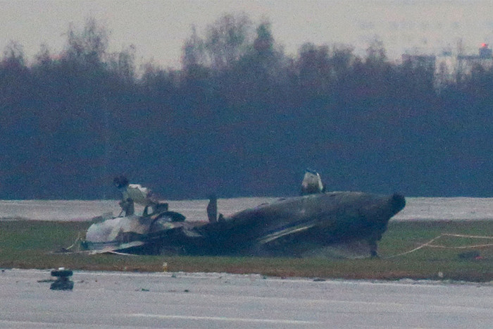 Обломки самолета Falcon-50 в аэропорту Внуково