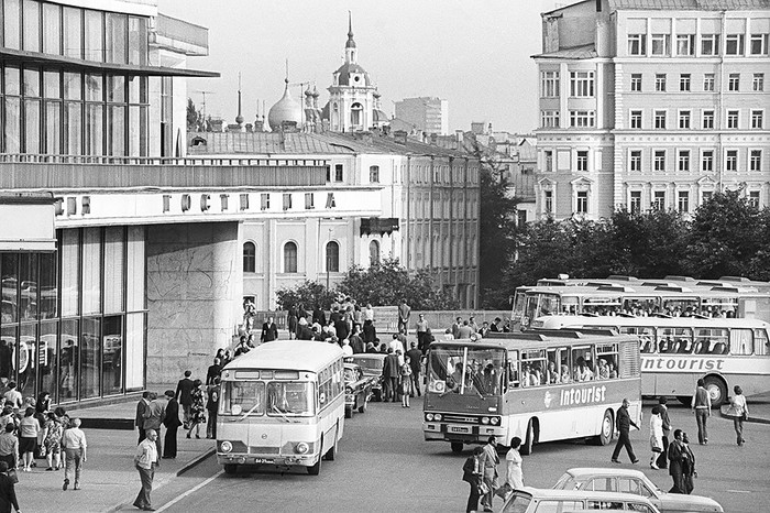 Туристические автобусы с иностранными туристами у гостиницы &laquo;Россия&raquo; в Зарядье. 1978 год