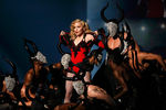 Мадонна выступает на 57-й церемонии вручения «Грэмми»