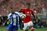 Рикардо Куарежма в борьбе с Макси Перейрой в главном дерби Португалии. Матч «Порту» — «Бенфика» завершился вничью — 0:0.