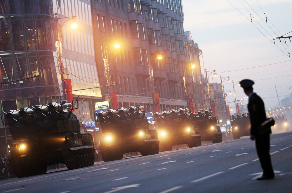 Зенитно-ракетные комплексы БУК-М2 во время проезда военной техники по Тверской улице перед началом репетиции парада на Красной площади в честь 70-летия Победы в Великой Отечественной войне
