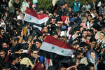 Участники митинга студентов университета «Баас» в Хомсе в поддержку операции Воздушно-космических сил РФ в Сирии.