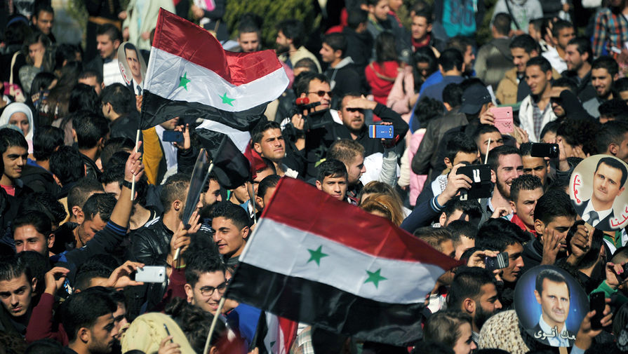 Участники митинга студентов университета &laquo;Баас&raquo; в&nbsp;Хомсе в&nbsp;поддержку операции Воздушно-космических сил РФ в&nbsp;Сирии.
