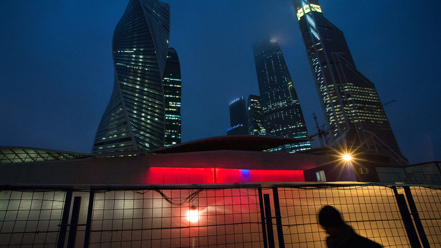 Прохожий около Московского международного делового центра «Москва-Сити»
