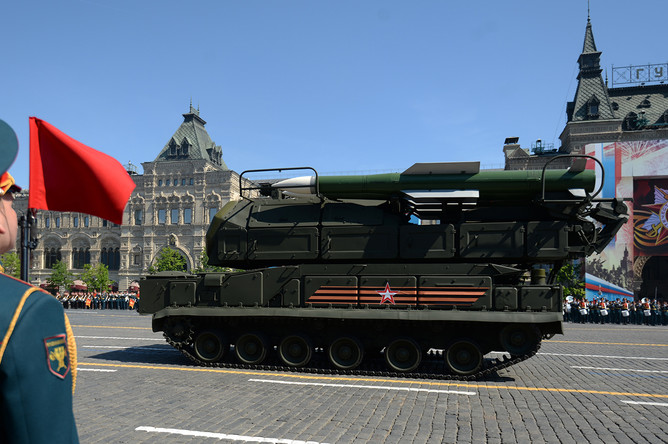 2841935 09.05.2016 Зенитно-ракетный комплекс «Бук-М 2» во время военного парада на Красной площади в честь 71-й годовщины Победы в Великой Отечественной войне 1941-1945 годов. Григорий Сысоев/РИА Новости