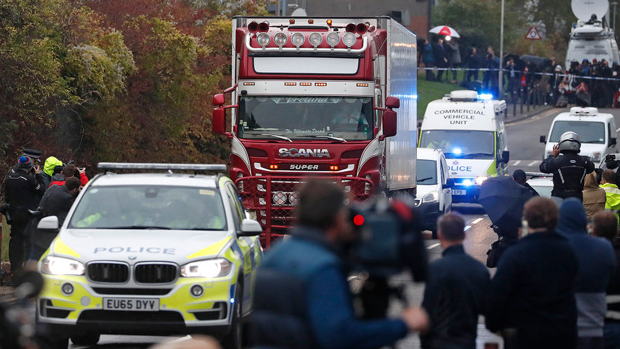 На месте обнаружения грузовика с 39 телами в Великобритании, 23 октября 2019 года