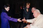 Долорес О'Риордан на встрече с папой римским Иоанном Павлом II в Ватикане, 2001 год