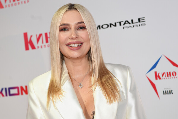 Көпшілік ер адамның көзінше брюнетканы сиқытты