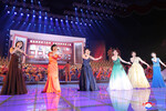 Северокорейские артистки на сцене во время концерта по случаю 70-летия окончания Корейской войны, 27 июля 2023 года