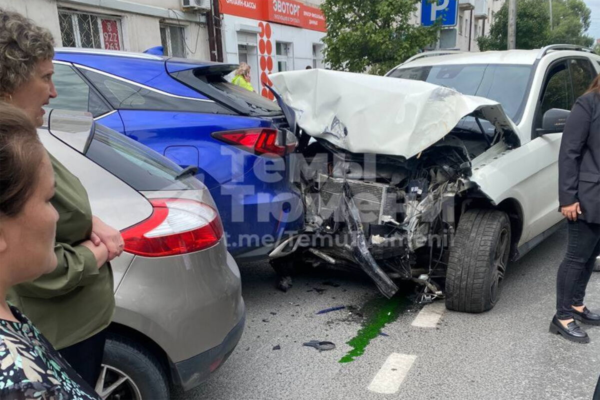 В Тюмени водитель Mercedes столкнулся с шестью автомобилями - Газета.Ru |  Новости