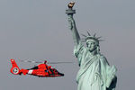 На статую Свободы можно посмотреть с высоты во время вертолетной экскурсии над Манхэттеном