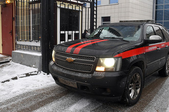 Автомобиль СК России выезжает со служебной территории ведомства
