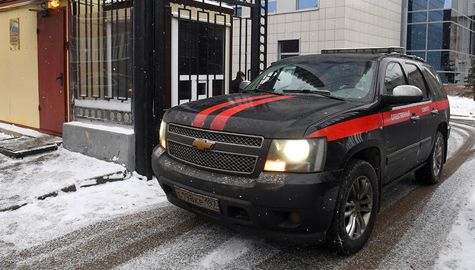 Автомобиль СК России выезжает со служебной территории ведомства