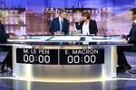 Кандидаты в президенты Франции Марин Ле Пен и Эммануэль Макрон перед началом теледебатов в студии около Парижа, 3 мая 2017 года