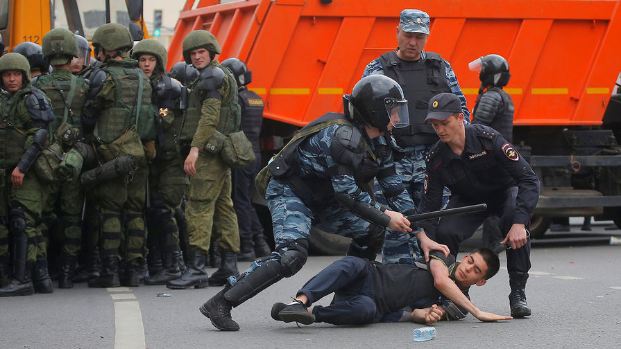Задержание участника несанкционированного митинга на Тверской улице в Москве, 12 июня 2017 год