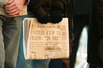 Копия газеты со статьей об авиакатастрофе во время памятных мероприятий в 50-ю годовщину на стадионе в Манчестере, 6 февраля 2008 года