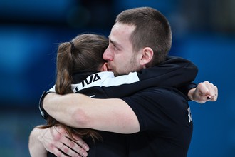 Российские керлингисты Анастасия Брызгалова и Александр Крушельницкий радуются бронзе Игр-2018