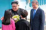 Лидер КНДР Ким Чен Ын и президент Южной Кореи Мун Чжэ Ин во время встречи деревне Пханмунджом, 27 апреля 2018 года