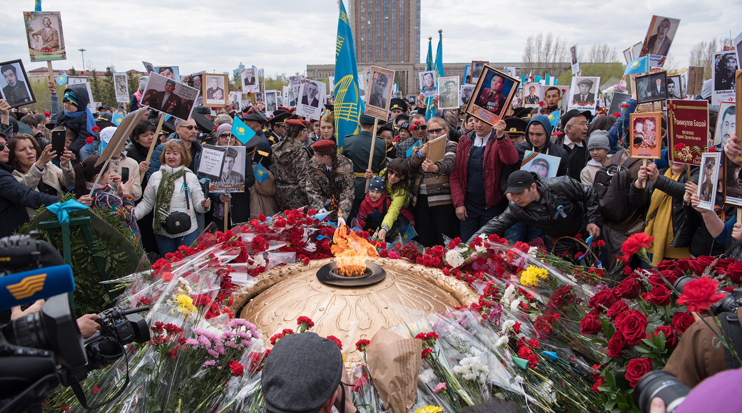 Участники акции «Бессмертный полк» в Астане