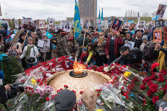 Участники акции «Бессмертный полк» в Астане