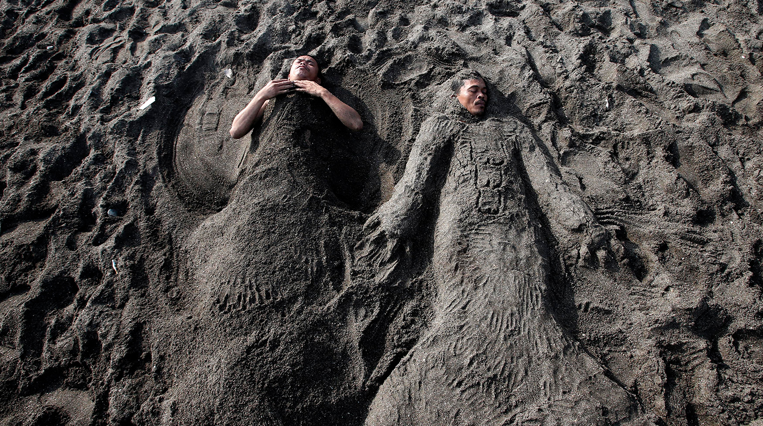 У подростка под кожей завелись паразиты после закапывания на пляже -  Газета.Ru