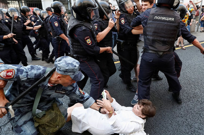 Сотрудники правоохранительных органов разгоняют участников несанкционированной акции в Москве против изменения пенсионного законодательства, Москва, 9 сентября 2018 года