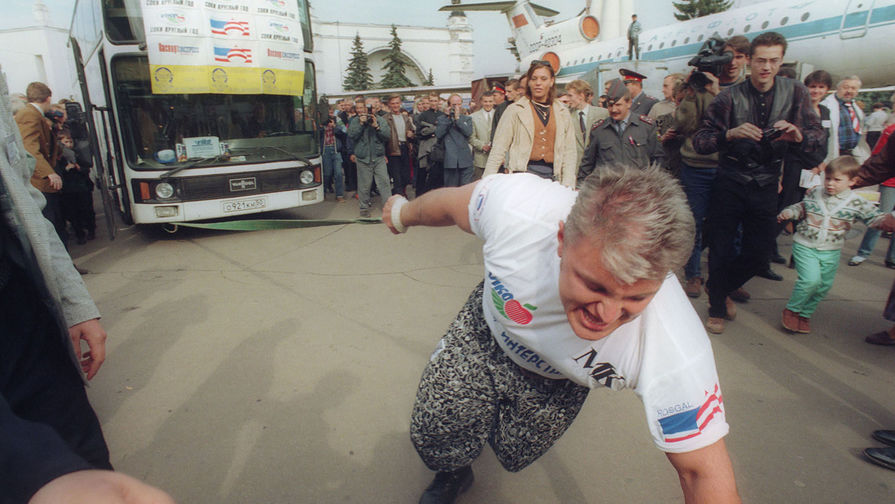 1997 год. Владимир Турчинский при&nbsp;помощи обычной лямки передвигает 18-тонный автобус на&nbsp;15 метров