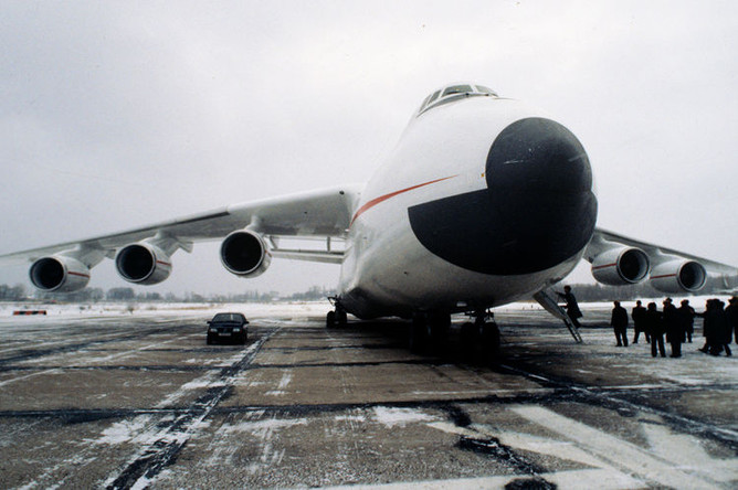 Транспортный самолет АН-225 «Мрия» («Мечта») перед первым испытательным полетом, 21 декабря 1988 года