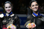 Призеры женского одиночного катания на чемпионате мира по фигурному катанию в Сайтаме (слева направо): Алина Загитова (Россия) - золотая медаль, Евгения Медведева (Россия) - бронзовая медаль, 22 марта 2019 года