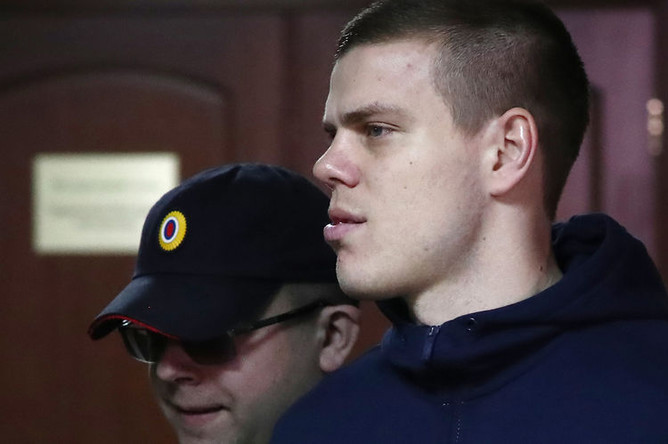 Футболист Александр Кокорин перед началом заседания в Пресненском районном суде Москвы, 9 апреля 2019 года