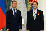 Президент России Дмитрий Медведев после награждения певца Эдуарда Хиля орденом «За заслуги перед Отечеством» IV степени, 2009 год