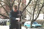 Дмитрий Миловидов устанавливает крест перед Театральным центром на Дубровке. Полугода спустя после теракта
