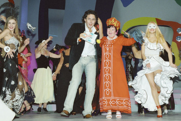 Телеведущий программы «Большая стирка» Андрей Малахов с участницами первого дня финала конкурса «Мисс Большая стирка», 2002 год