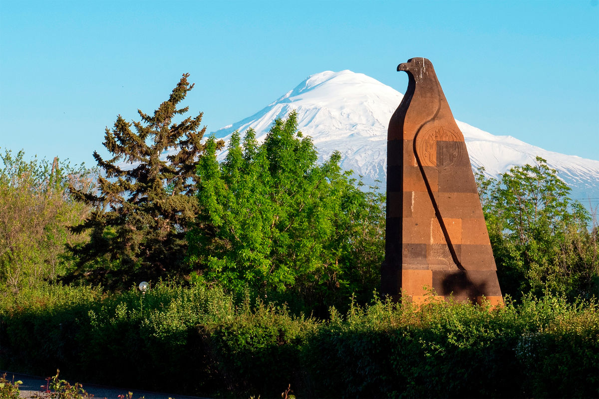 Памятник рядом с мемориальным комплексом «Сардарапат», возведённым на месте Сардарапатского сражения. На фоне гора Арарат, Армения, 2020 год