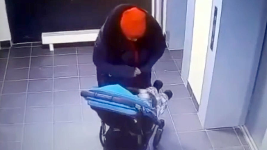 Няня избила маленького ребенка и попала на видео