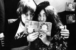 Джон Леннон и Йоко Оно представляют переиздание книги «Грейпфрут» в магазине Selfridges в Лондоне, 1971 год