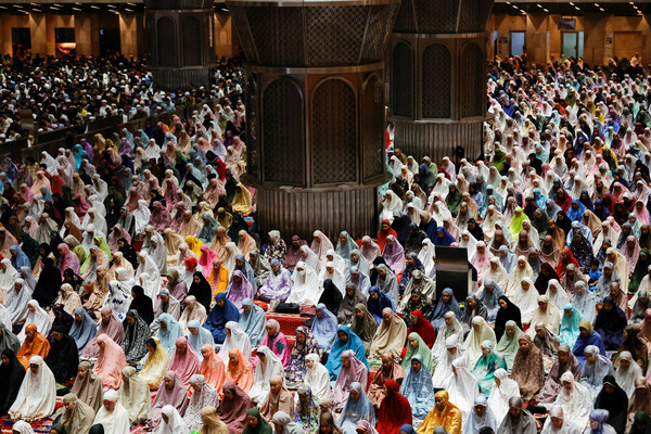 Женщины во время молитвы в&nbsp;первый день Рамадана в&nbsp;мечети Истикляль в&nbsp;Джакарте, Индонезия, 22&nbsp;марта 2023&nbsp;года