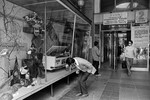 У витрины Государственного универсального магазина, 1976 год