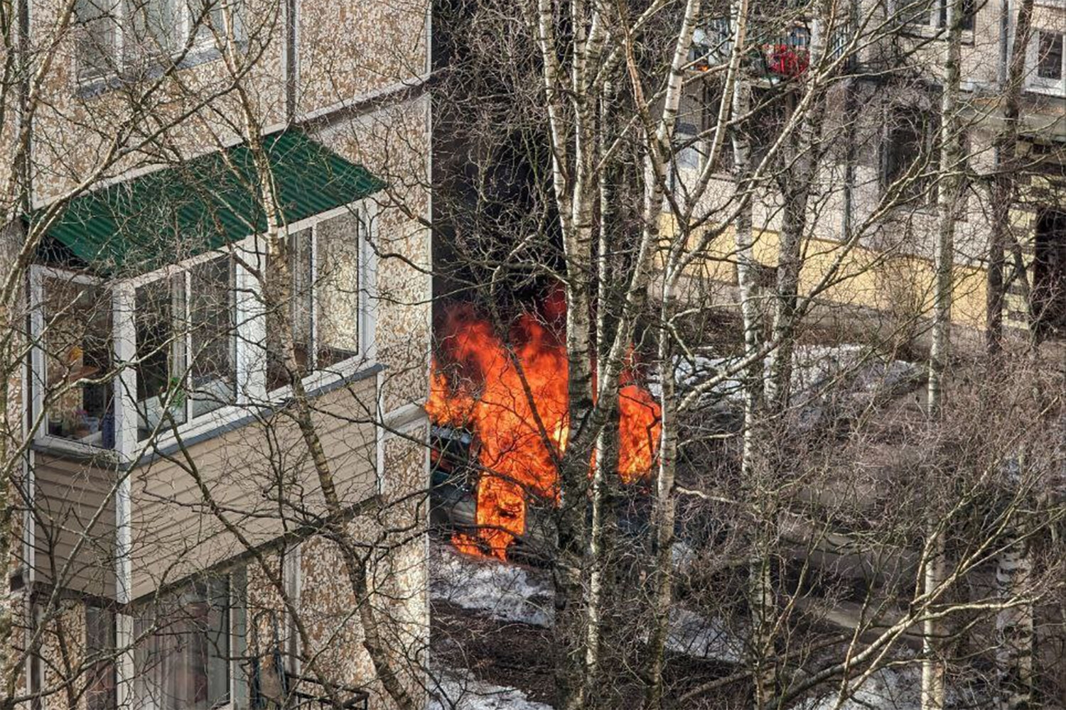 В Петербурге на площадке рядом с жилым домом взорвался и загорелся  автомобиль - Газета.Ru | Новости