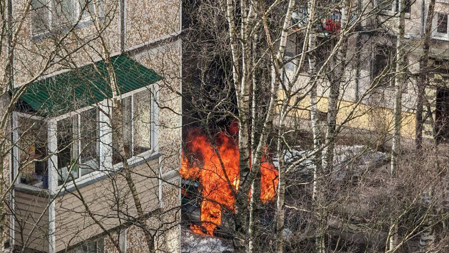 В Петербурге на площадке рядом с жилым домом взорвался и загорелся автомобиль
