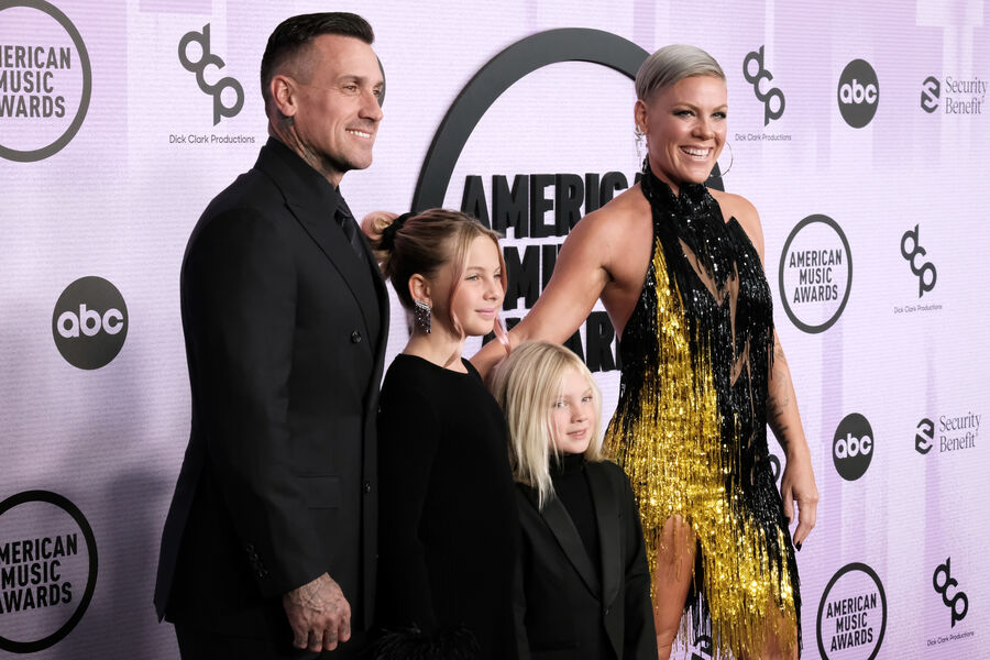 Pink с&nbsp;супругом Кэри Хартом и детьми на&nbsp;церемонии вручения премии American Music Awards 2022&nbsp;в&nbsp;Лос-Анджелесе