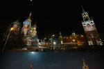Московский Кремль до и после отключения подсветки в рамках экологической акции «Час Земли»